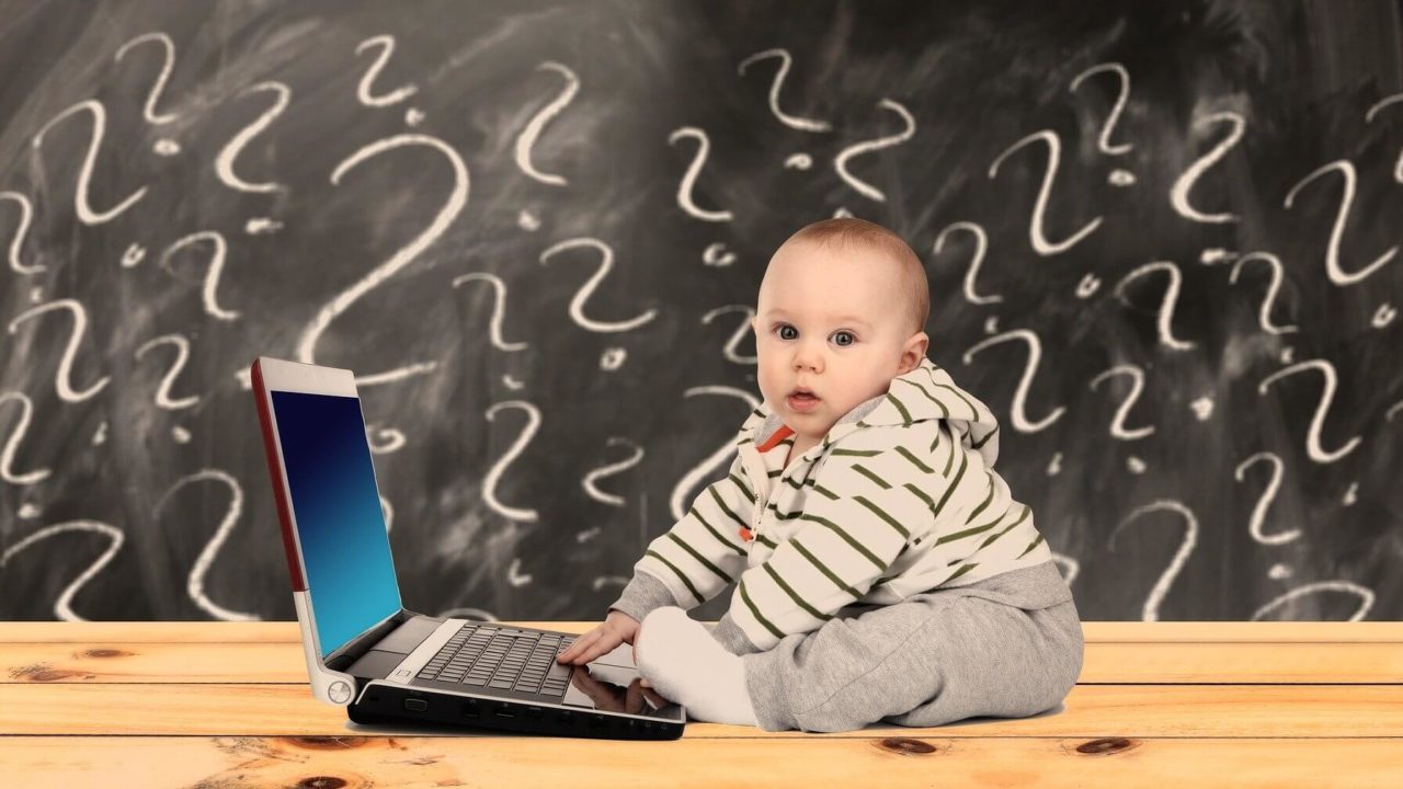 パソコンを操作する赤ちゃん